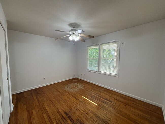 Building Photo - Beautiful 3 Bedroom, 2 Bath Home in a Quie...