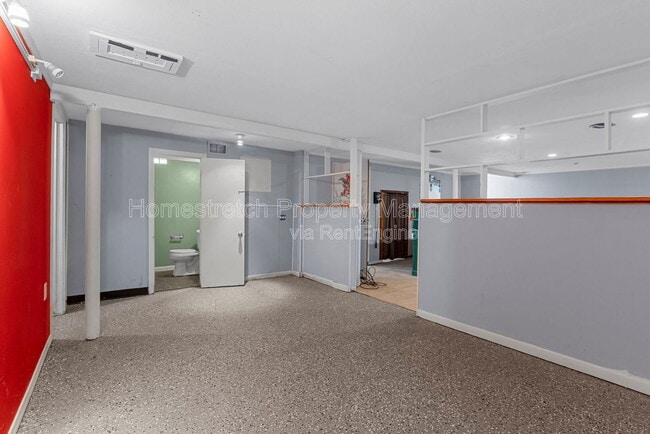 Building Photo - 560 Falcon Dr