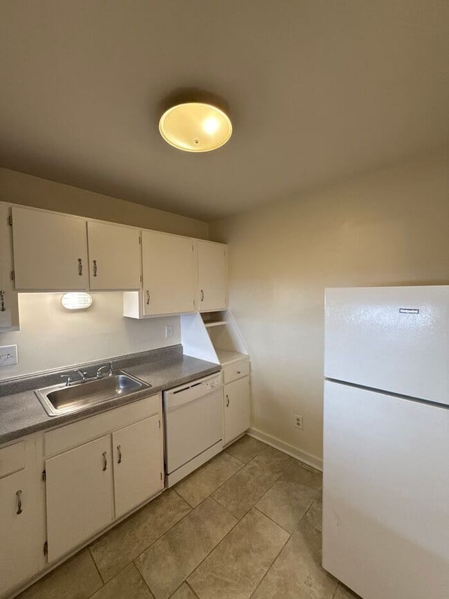 Building Photo - Woodmere Conds - Merry Oaks
