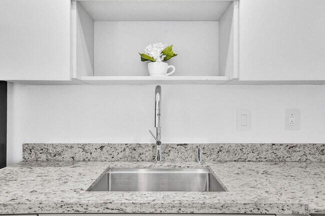 Building Photo - 208 SE 4th St