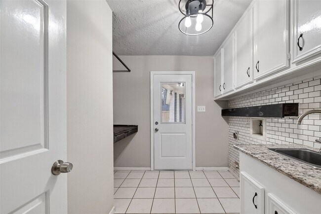 Building Photo - 2402 Oak Shores Dr