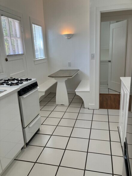 Building Photo - 2035 N Vista del Mar Ave