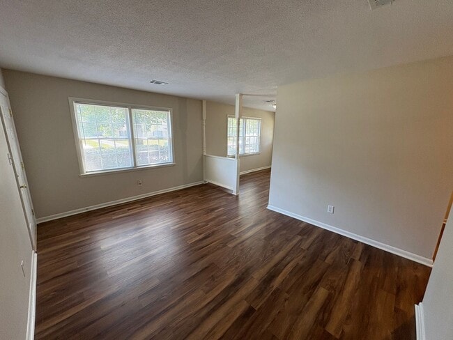 Building Photo - 2 Bedroom, 1 Bath Duplex Located in the Ce...