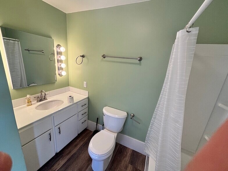 Bathroom with large vanity - 5636 SE Ogden St