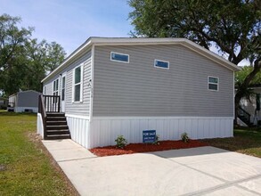Building Photo - 7078 Greenbrier Village Dr
