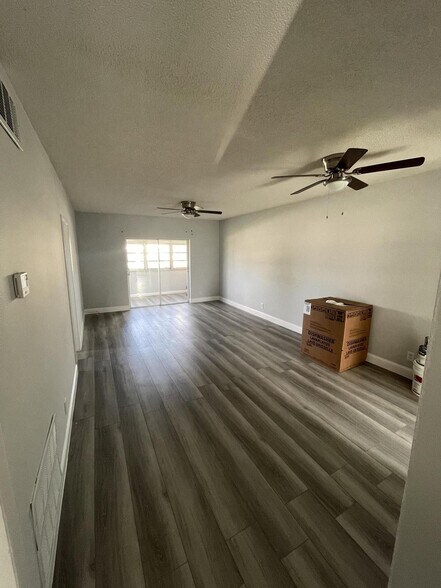 Building Photo - 1113 Lake Ter