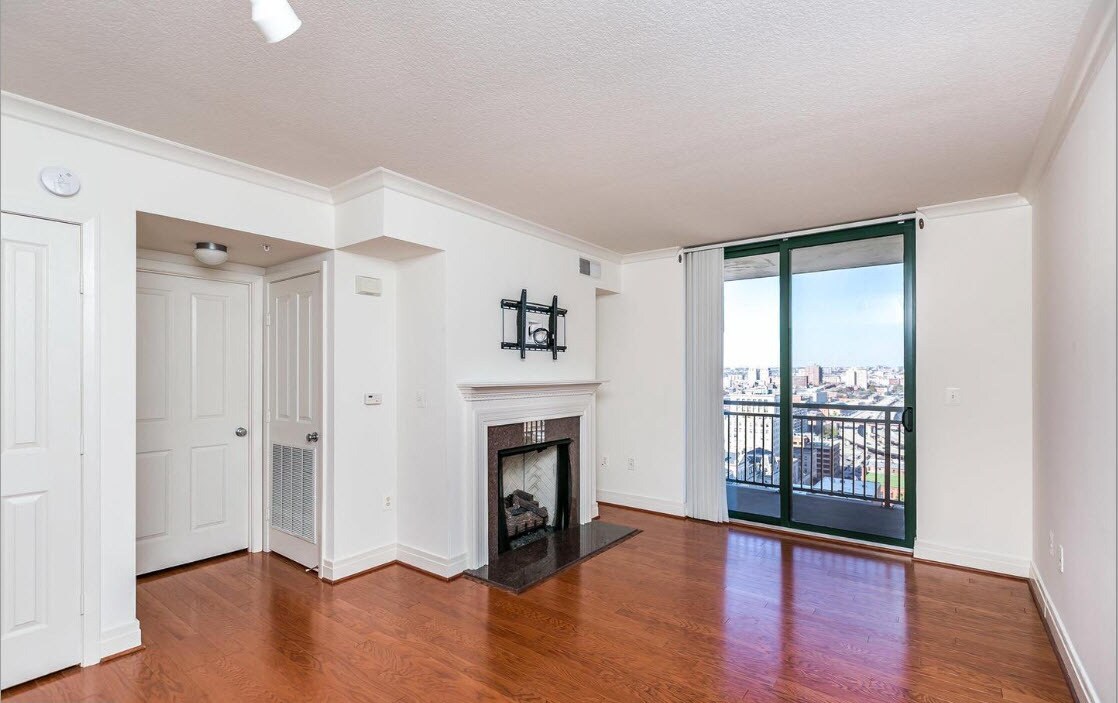 Living Room w/ Gas Fireplace - 414 Water St