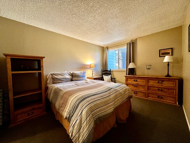 Building Photo - Spacious 2 Bed + Bonus Bedroom, 2 Bath Apa...