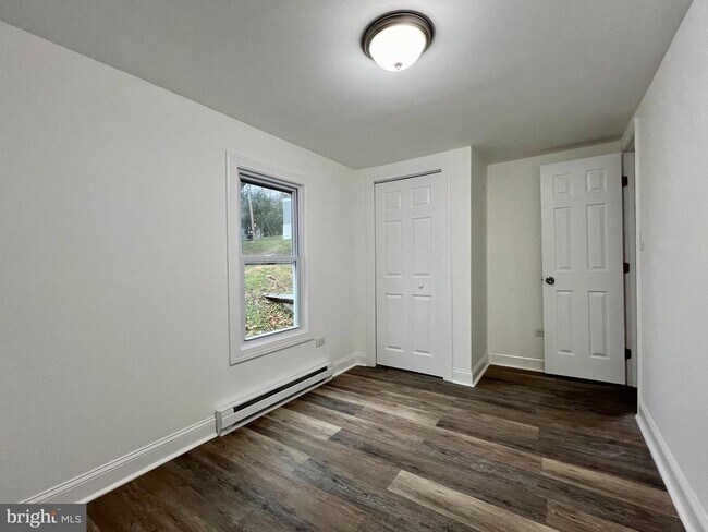 Building Photo - 20 Laurel Hill Ln