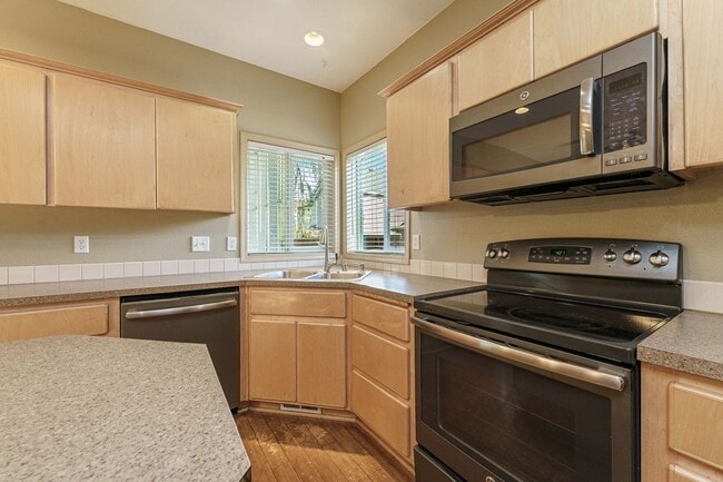 Building Photo - $500 Move In Special  4 Bedroom 2.5 Bath N...