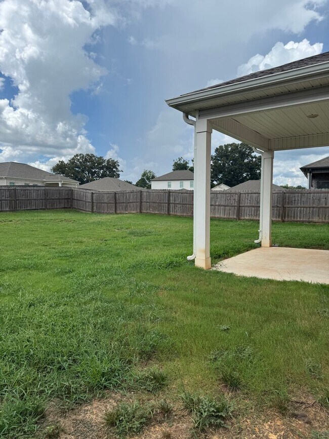 Building Photo - Spacious 3-Bedroom Home with Loft – Minute...