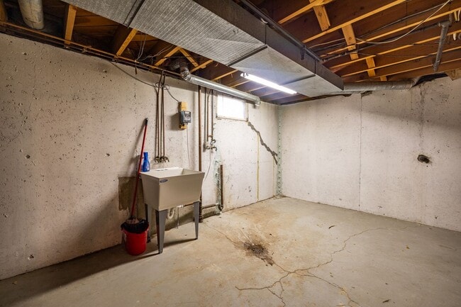 Building Photo - Cute midtown home for rent - pet friendly