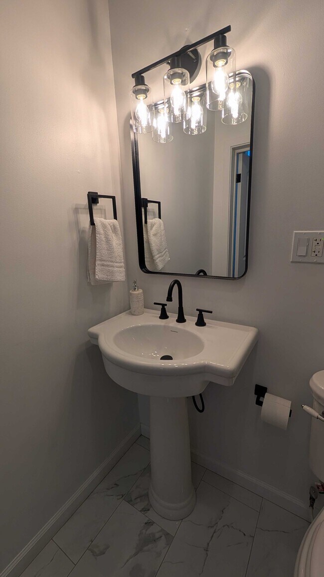 Building Photo - 405 N Cloverdale Blvd