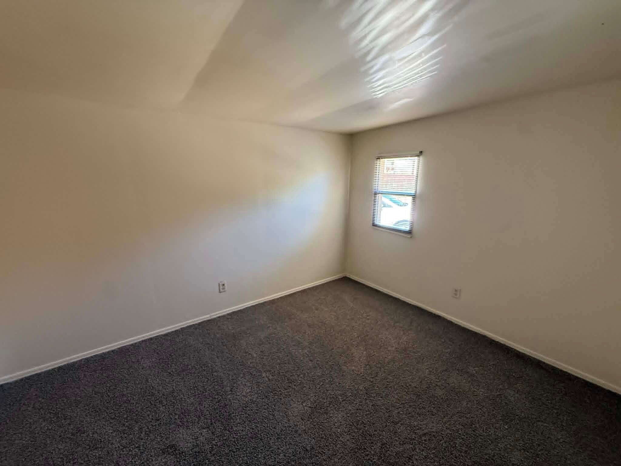 Building Photo - 1137 E Adelaide Dr