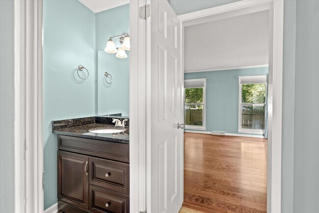 Building Photo - Inviting 3-bedroom, 1.5-bath home in the h...