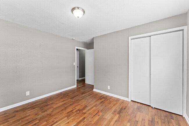 Building Photo - 2 Bedroom Home with Spacious Fenced In Yard!  1st Month's Rent is Free!*