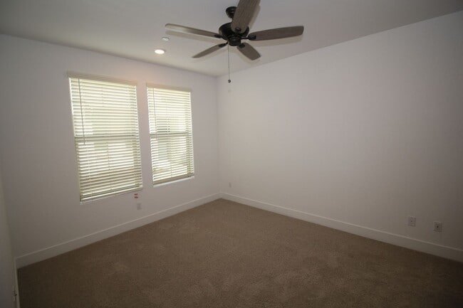 Building Photo - 2737 E Tamarind Dr