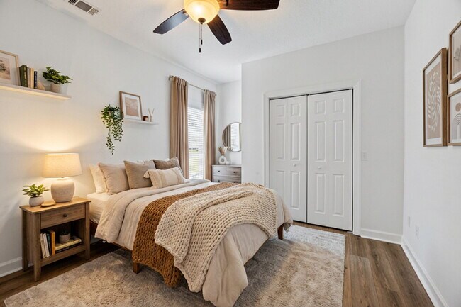 Building Photo - Large townhome in the Desirable Southbridge Community