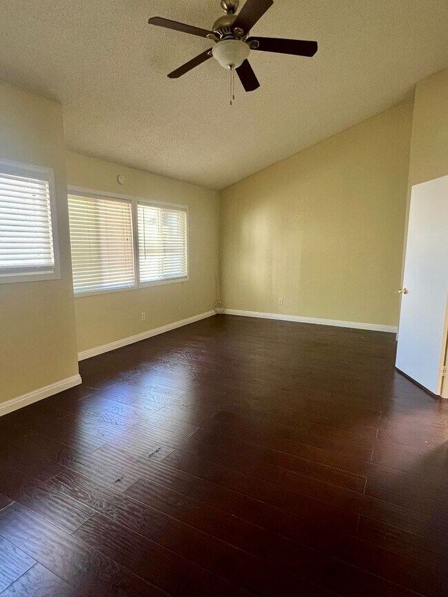 Building Photo - Charming 2 Bed 1.5 Bath Condo in Quiet and...