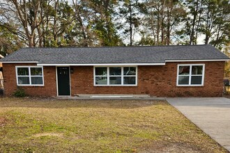 Building Photo - 3 Bedroom 2 bath home in downtown Port Wentworth