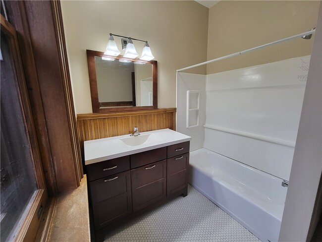 Building Photo - 1063 East Ave