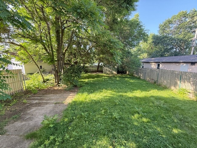 Building Photo - 2-Bedroom Ranch Home with Basement Storage and Fenced Yard