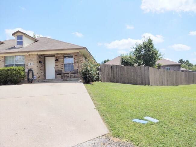 Building Photo - $1195 - Charming duplex in Pilot Point