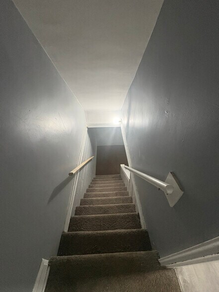 Building Photo - 921 Bonaparte Ave