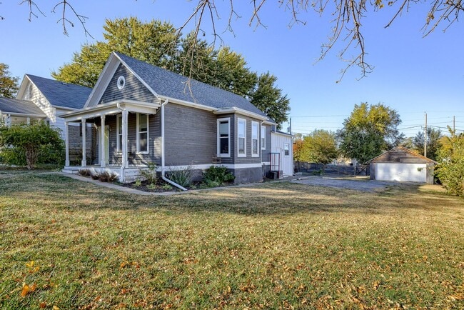 Building Photo - Charming 2 Bedroom Just Minutes from the Old Market!!