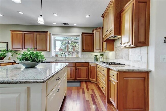 Building Photo - Lake View, 5 bedroom, 3 bath home in gated...