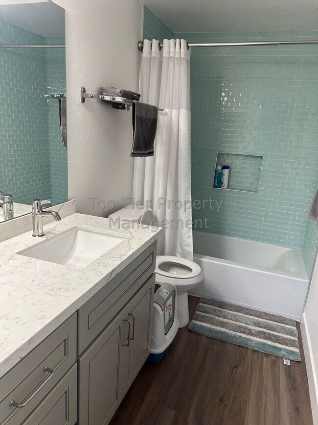 Building Photo - Beautiful 3 bed / 2.5 bath Townhome in Carlsbad