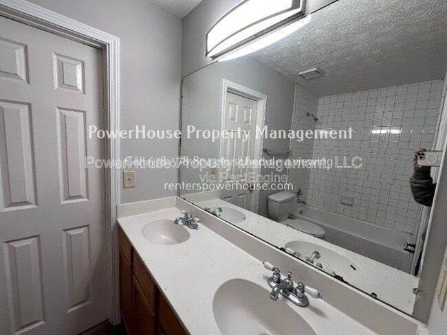 Building Photo - 502 Oakwood Ct