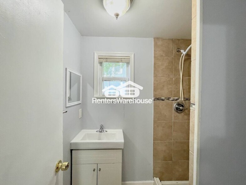 Building Photo - 1305 W 38th St