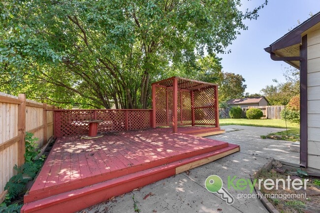 Building Photo - 3 Bedroom 2 Bathroom Family Ready Home