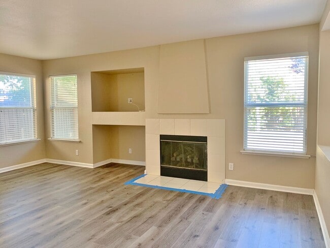 Building Photo - 4 Bedroom Home in Hollister  - No App Fee