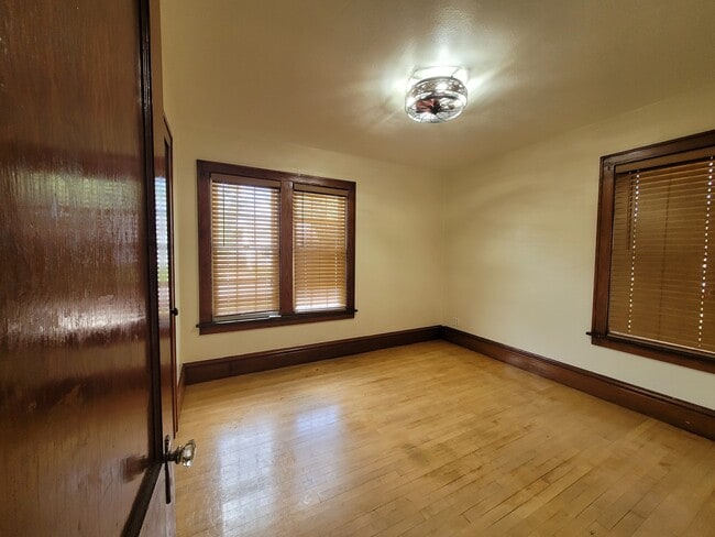 Building Photo - 429 W Cedar St