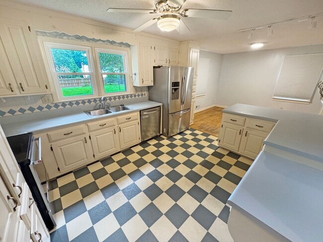 Building Photo - Spacious 4BR/2.5BA Home in Prime West End ...