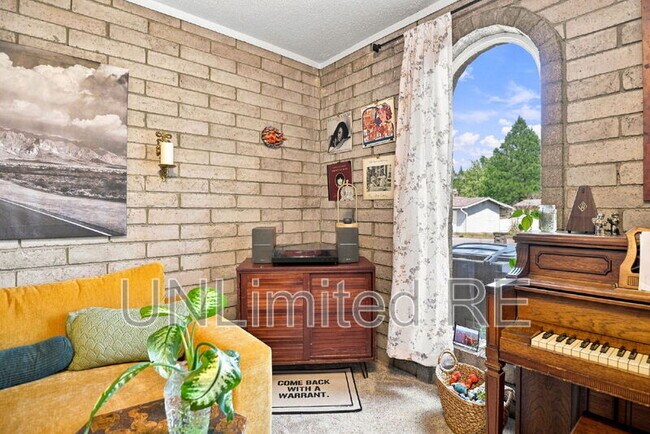 Building Photo - 1811 N Meadow Lark Dr