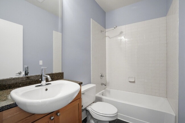 Building Photo - Modern Multi-Level 2BR Retreat with Garage Near Uptown Charlotte