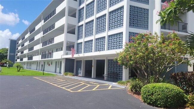 Building Photo - 950 Hillcrest Dr