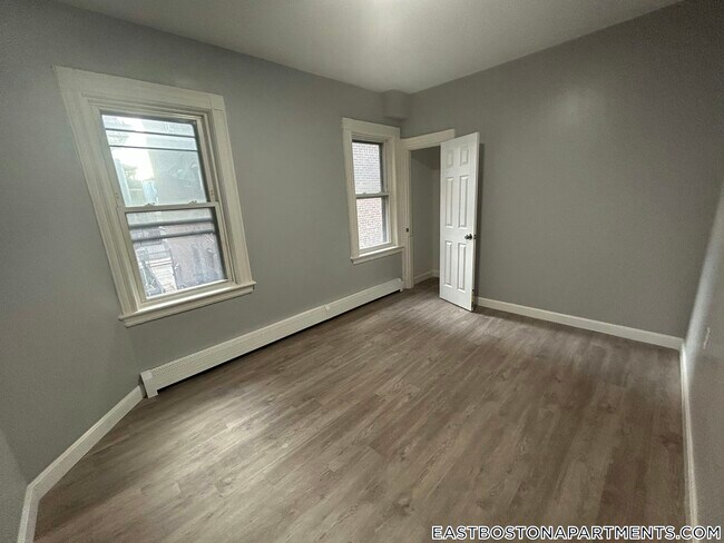 Building Photo - 478 Saratoga St