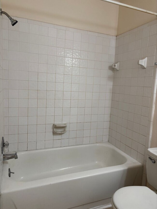 Building Photo - 2 bedroom 2 bath