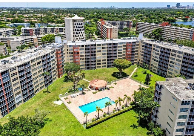 Building Photo - 1700 NE 191st St