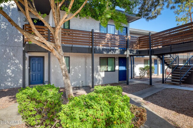 Building Photo - 5225 E Thomas Rd