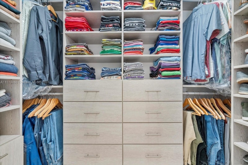 Building Photo - 1900 NE 42nd St