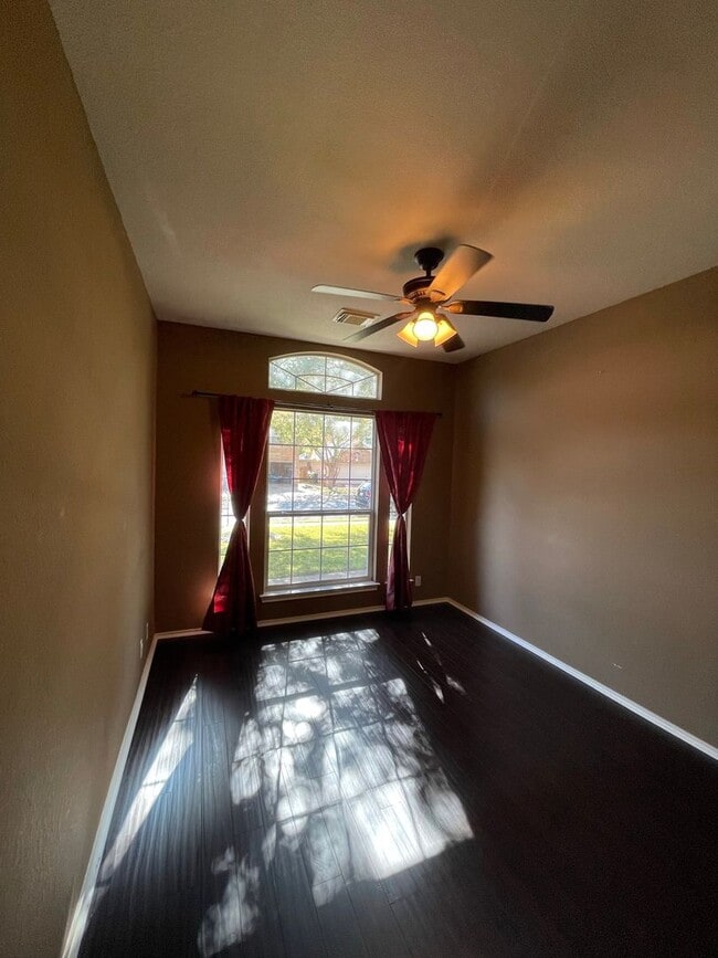 Building Photo - Beautiful single-story home in desirable Vista Oaks Subdivision