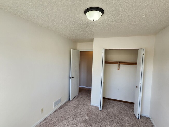 Building Photo - ~ RENT SPECIAL ~ HOLIDAY MERRINESS ~ 3 Bedroom, 3 Bath Home for rent Close to the Hospital