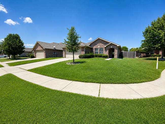 Building Photo - Open Floorplan and Amazing Resort Style Community!