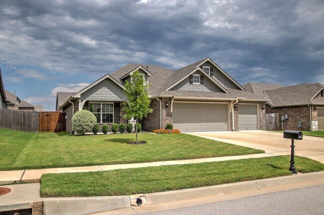 Building Photo - 4 bedroom, 3 car garage - Broken Arrow Schools
