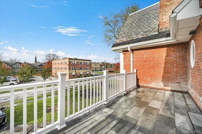 Building Photo - 260 W Main St